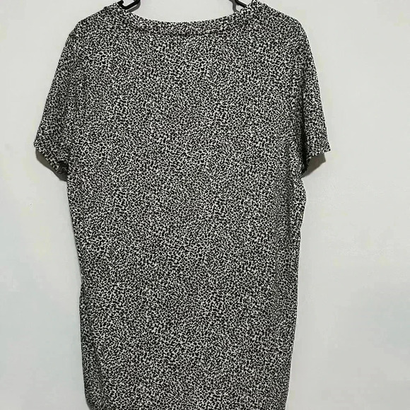 ATHLETA Breezy Scoop V-Neck Tee Micro Cheetah Magnolia Womens Size Large - Picture 5 of 5